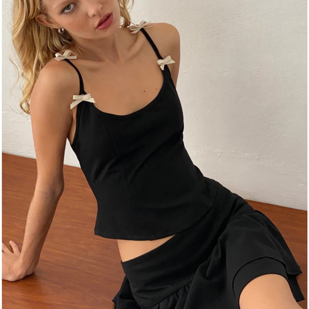 Kaida Ivory Bow Detail Corset Top In Tailoring Black